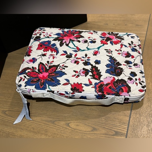 Vera Bradley Grey with Floral Quilted 10” iPad zippered Case. - Picture 6 of 11